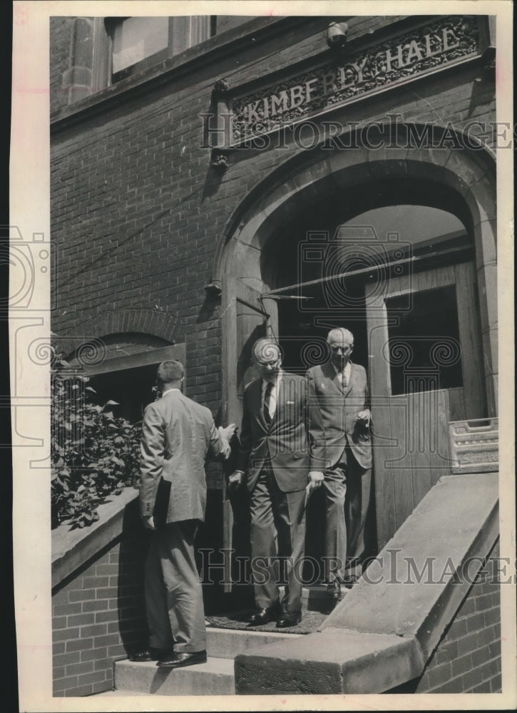 1964 Press Photo UW-Milwaukee Provost J. Klotsche Follows Governor Reynolds - Historic Images