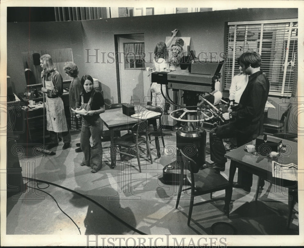 1975 Press Photo UW-Madison students prepare taping a television student program - Historic Images