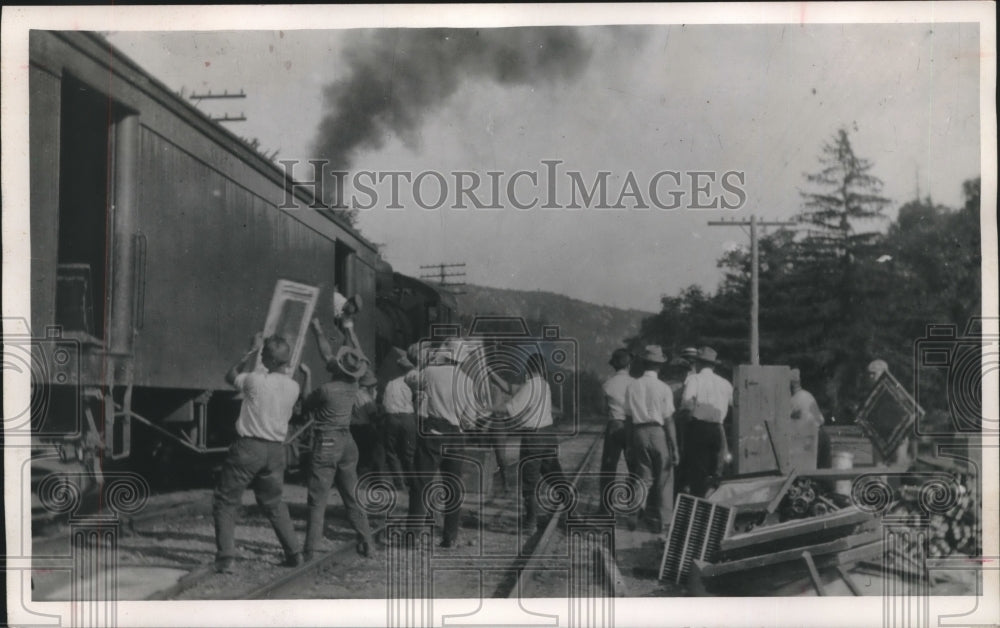 1953 Press Photo UW-Madison civil engineering students load train - mjc20010 - Historic Images