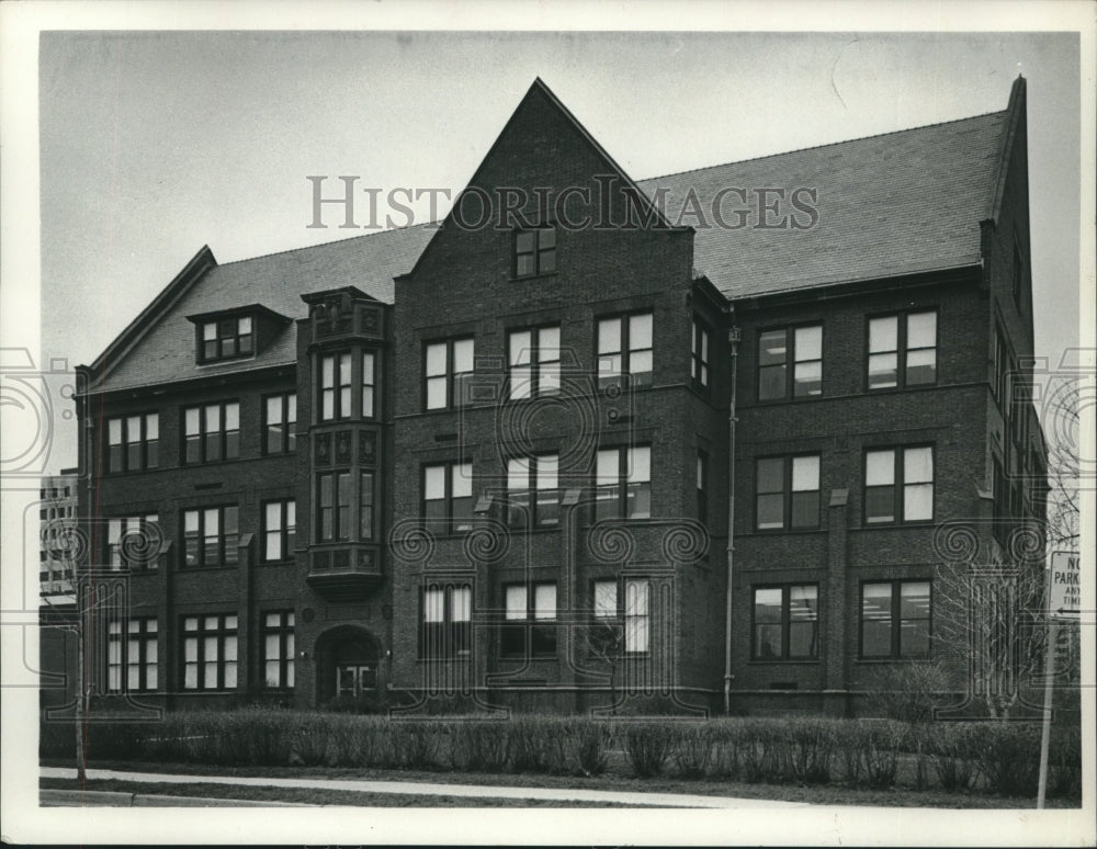 1974 Press Photo Sabin Hall at University of Wisconsin-Milwaukee - mjc20015-Historic Images