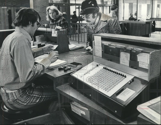 1975, Students at University of Wisconsin-Milwaukee Library - Historic Images
