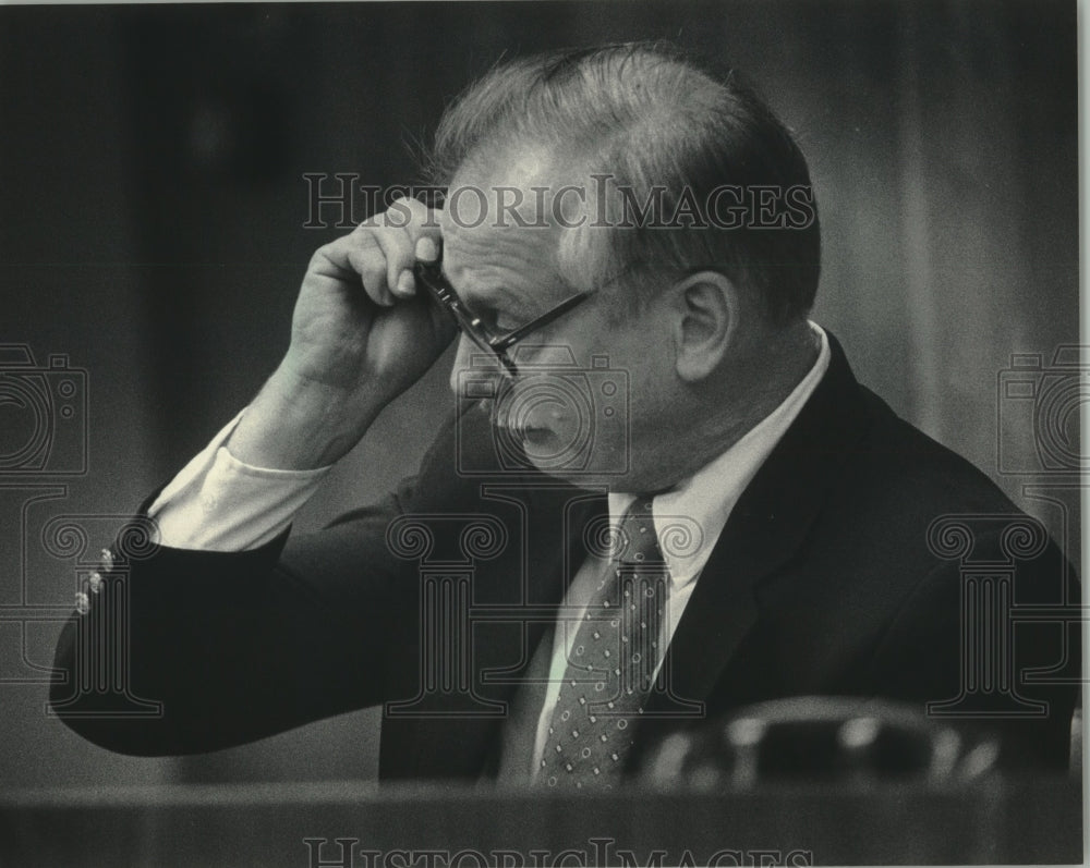 1986 Press Photo Charles Treadwell fired as Mequon city clerk-comptroller - Historic Images