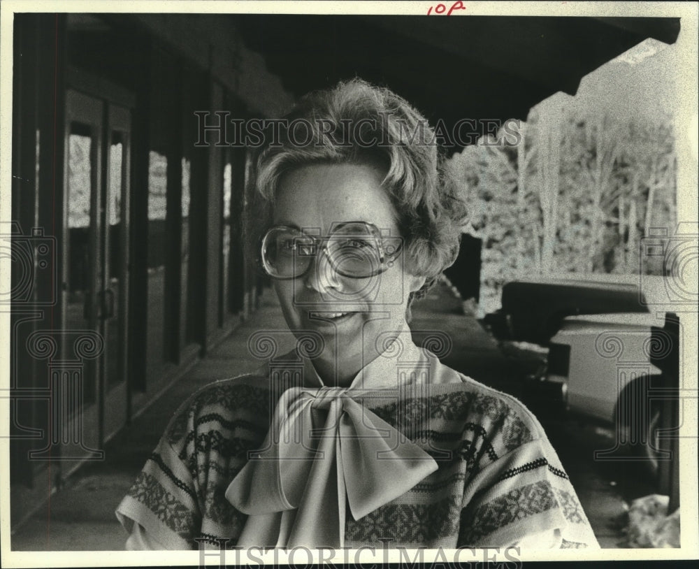 1981 Wisconsin geologist, Patricia A. Travis of Nicolet College - Historic Images