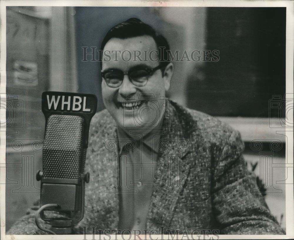 1957 Press Photo Most Happy Fella -- WHBL radio announcer Roger Traut - Historic Images