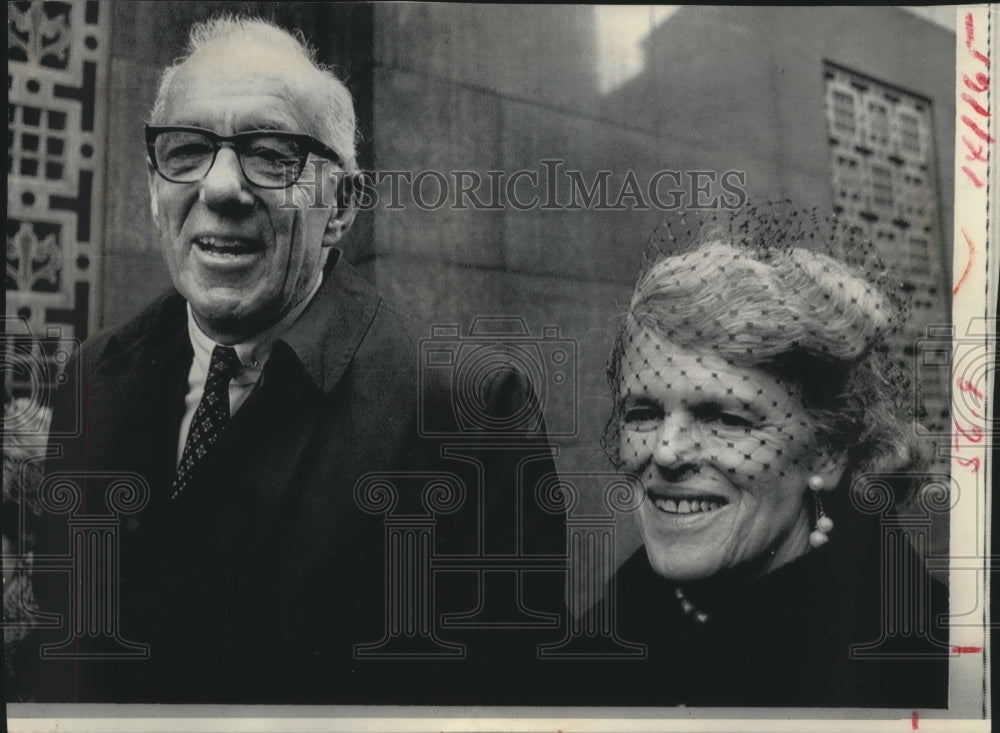 1969 Press Photo Doctor Benjamin Spock With Wife Jane at Boston Federal Court- Historic Images