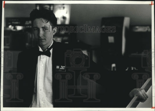 1993 Press Photo Derek Degenhardt employee at Northtown Theatre, Wisconsin - Historic Images