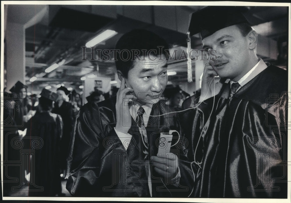 1993 Press Photo Lee Bachman, Dennis Klatt graduates, University of Wisconsin - Historic Images