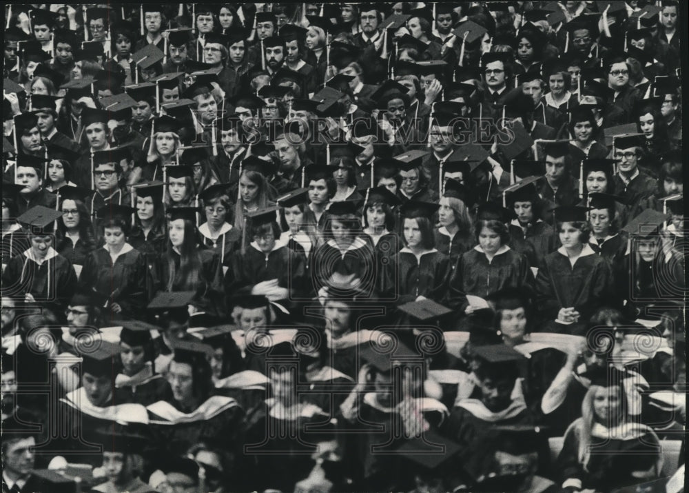 1976 University of Wisconsin-Milwaukee students during graduation - Historic Images
