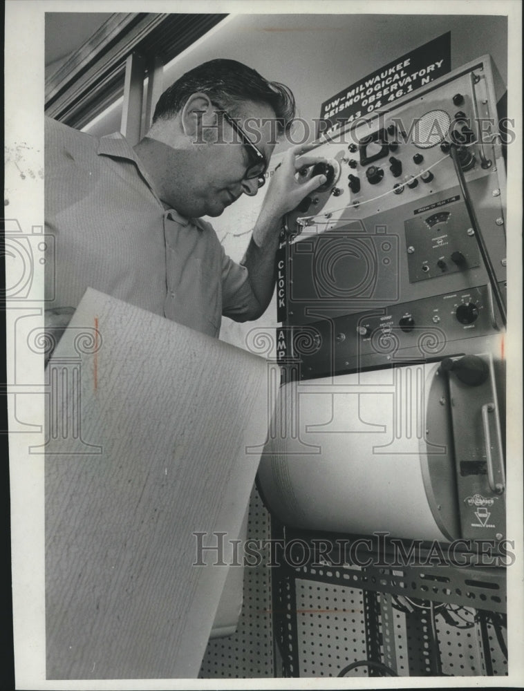 1973 Press Photo Mr. Willis with University of Wisconsin-Milwaukee&#39;s seismograph - Historic Images