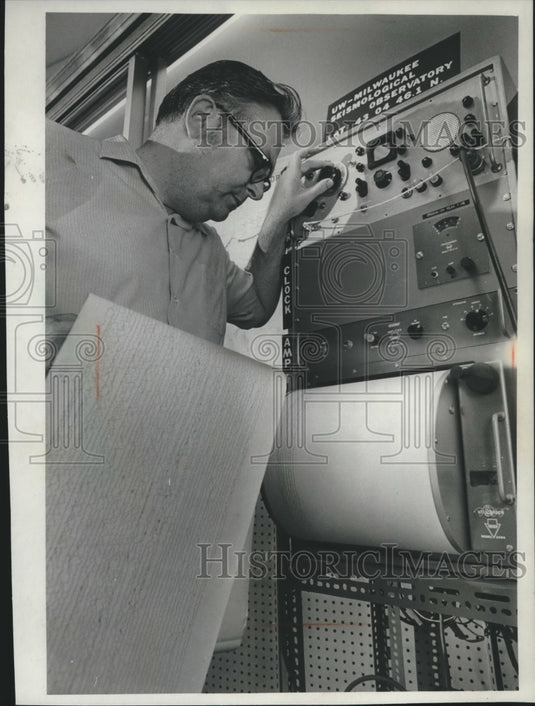 1973 Press Photo Mr. Willis with University of Wisconsin-Milwaukee's seismograph - Historic Images