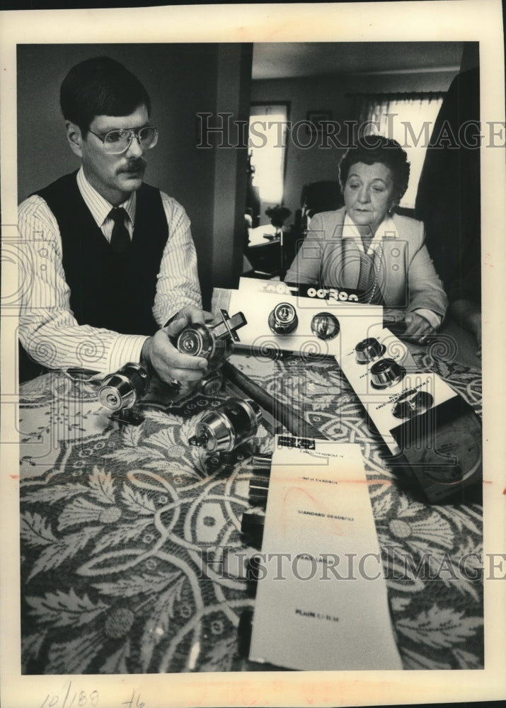 1985, Brown Deer Police Lt James Seeger shows door locks, Jan Winters - Historic Images