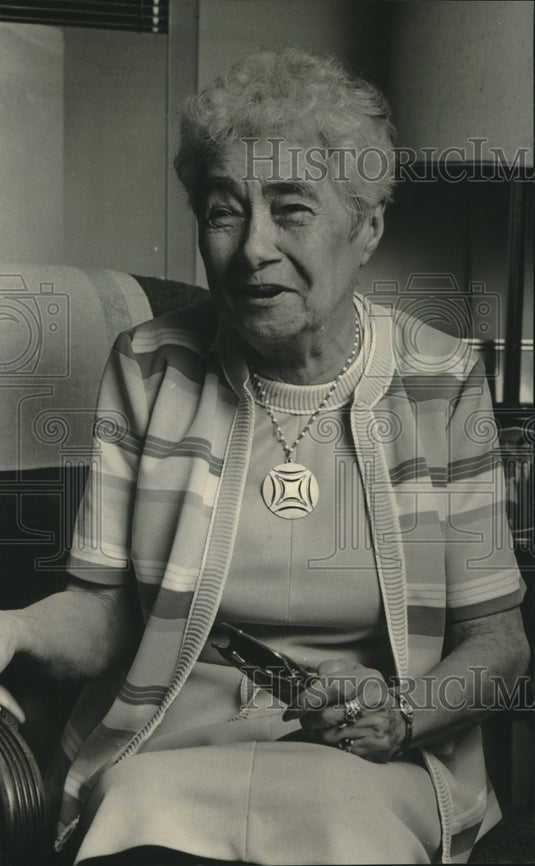 1984, Edna Seer Shares Money and Emotions With Robber in Milwaukee - Historic Images