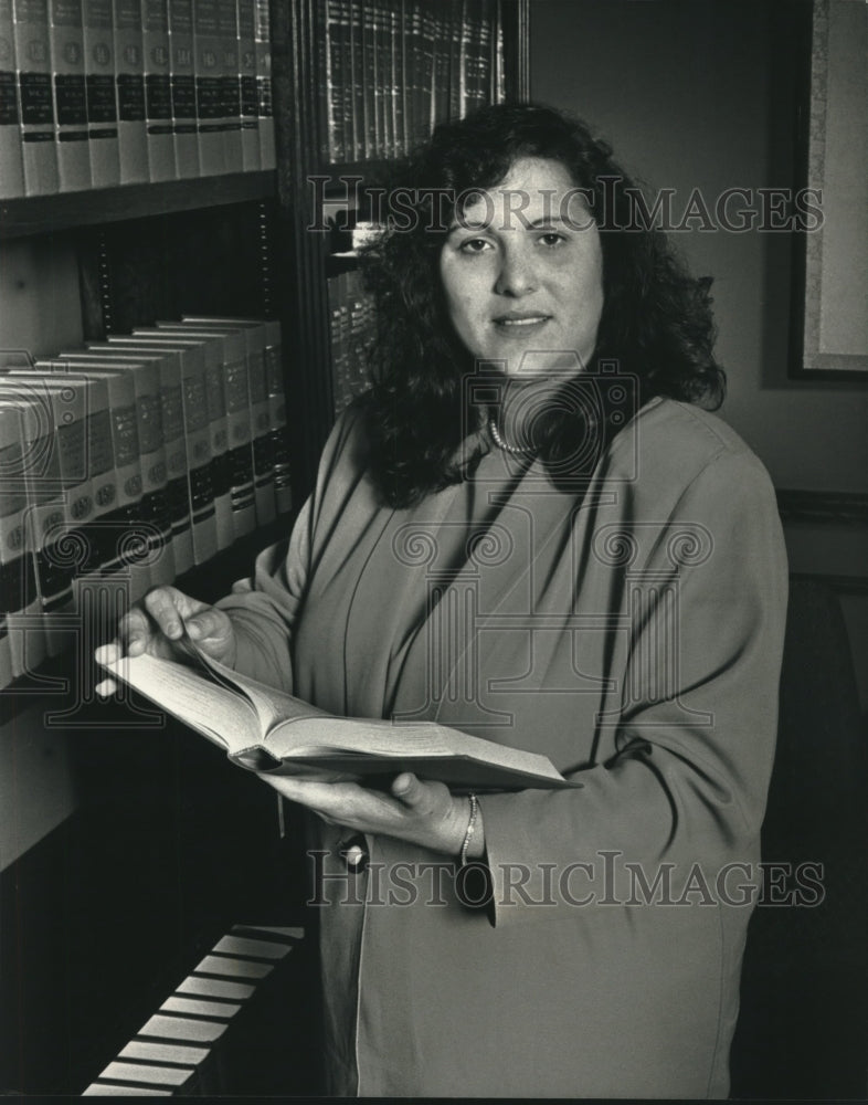 1992 Press Photo Corinne Kaplan, a Mequon attorney with books. - mjc20250 - Historic Images