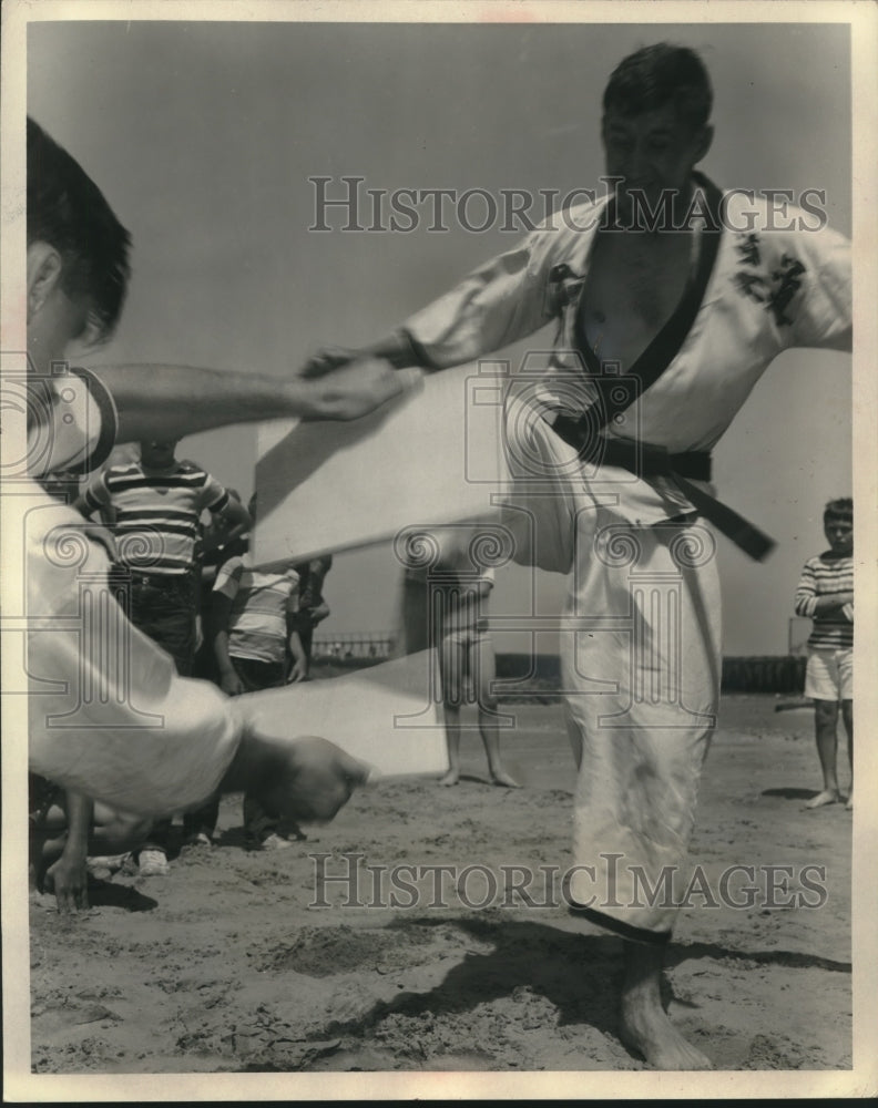 1964 Press Photo Corporal Glenn R Premru demonstrates karate kick USS De Soto - Historic Images