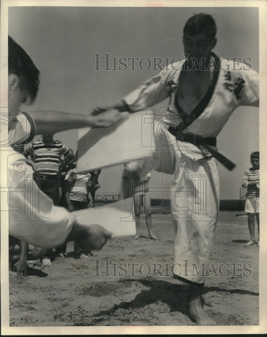 1964 Press Photo Corporal Glenn R Premru demonstrates karate kick USS De Soto - Historic Images