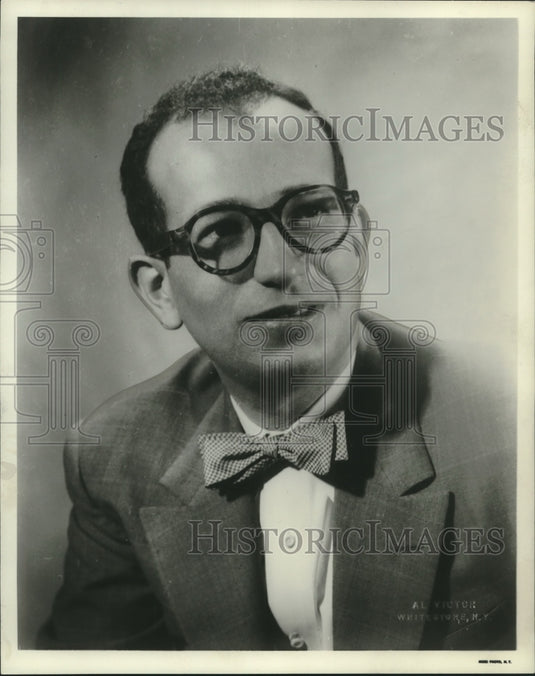1956 Press Photo Greg Kayne scenery designer Melody Circus Theater - mjc20265 - Historic Images