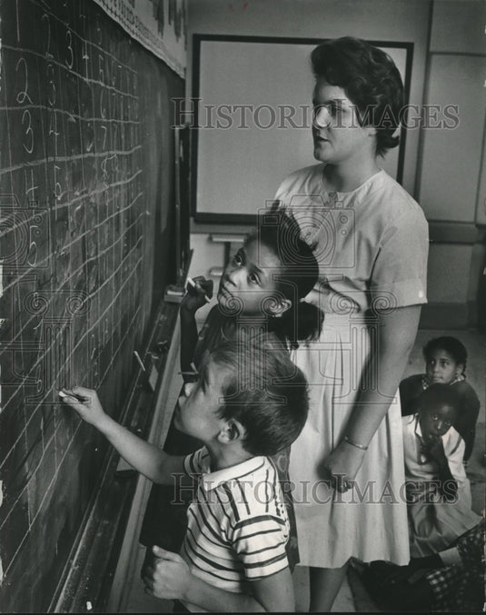 1987 Sister Karen Marie with students in Milwaukee, WI - Historic Images