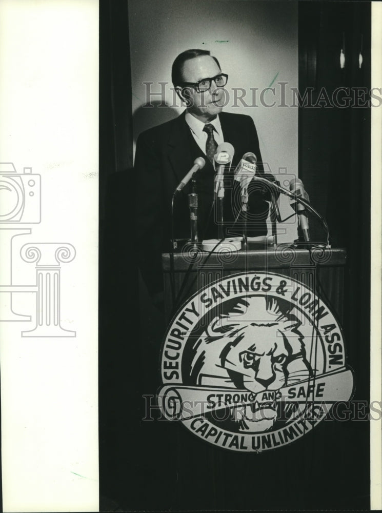 1982 President William G. Schuett Speaks at Meeting in Milwaukee - Historic Images