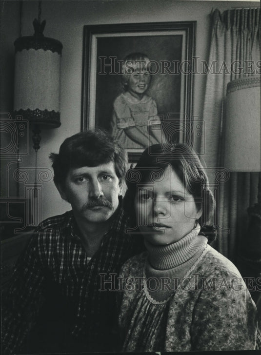 1981 Press Photo Mark & Bonnie Schuett & photograph of daughter Kelly, Wisconsin - Historic Images