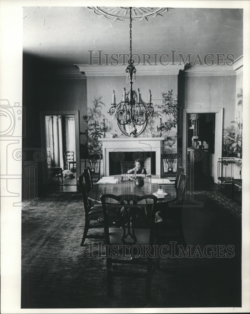 1960 Press Photo Cynthia Nelson ate lunch in dining room at governor&#39;s mansion - Historic Images