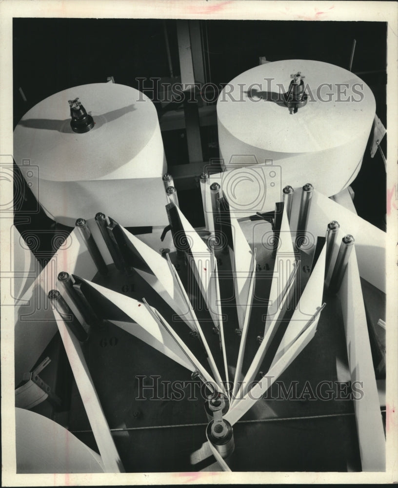 Press Photo Network of reels and spools to create disposable handkerchiefs - Historic Images
