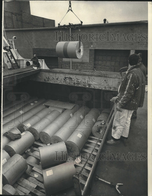 1973 Press Photo Last newsprint shipment from vessel Lachinedoc, Milwaukee - Historic Images