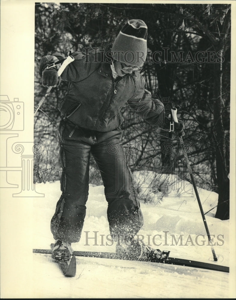 1985 Press Photo Skiier Katy Fisher Tries to Climb Hill in Wisconsin - mjc20358 - Historic Images