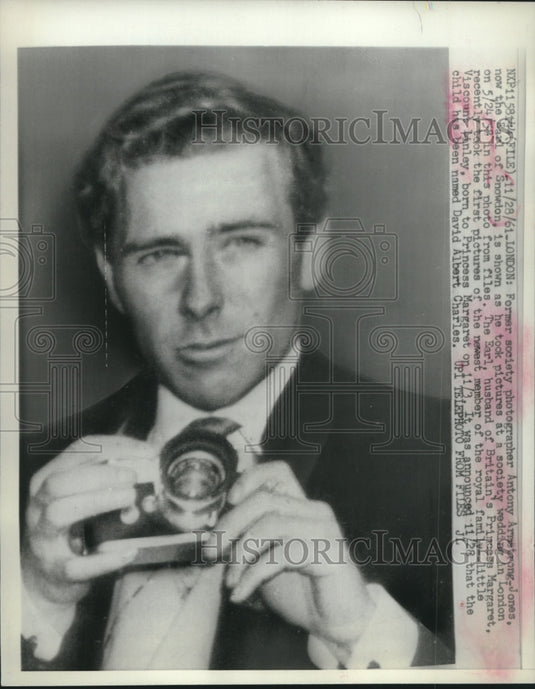 1981 Press Photo Earl of Snowdon takes pictures at a society wedding in London - Historic Images