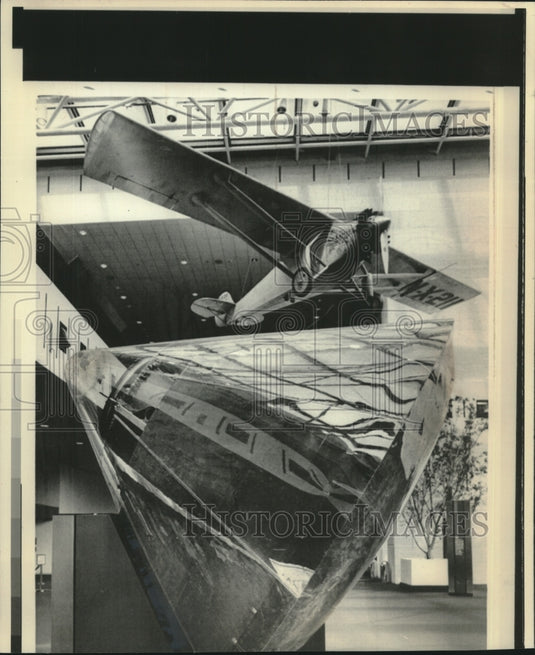 1976, displays at Smithsonian Institute's Air and Space Museum - Historic Images
