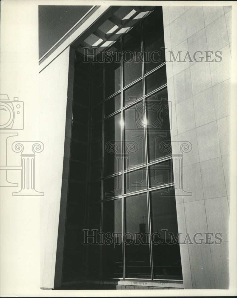 Press Photo outside of large window of building - mjc20373 - Historic Images