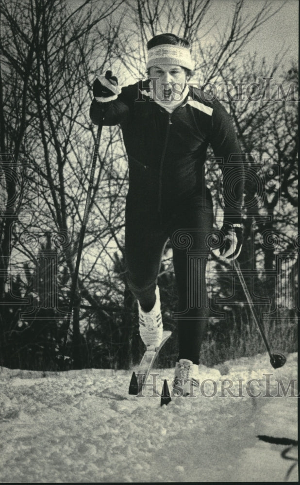1985 Press Photo Jay Lang Puts All His Effort Into Charge Down a Ski Hill - Historic Images