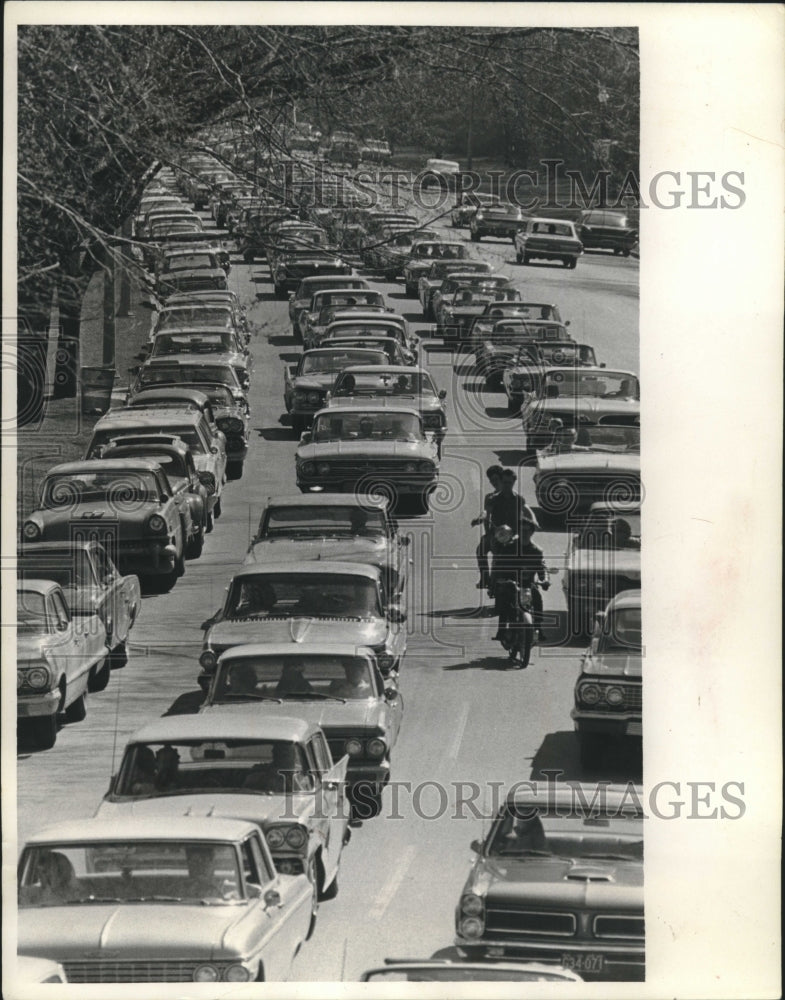 1966 Press Photo Heavy Traffic on Lincoln Memorial Drive in Milwaukee - Historic Images