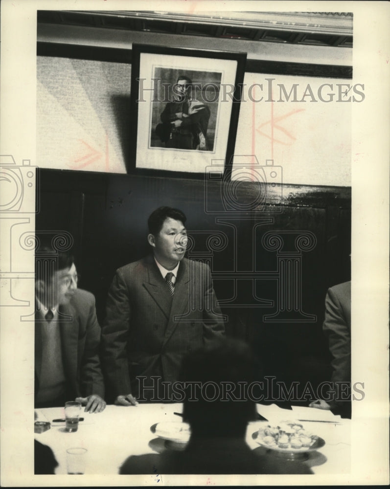 1961 Press Photo Red Chinese union organizer talks to press in Montevideo - Historic Images