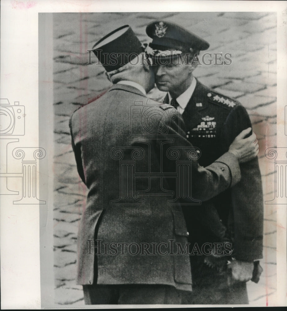 1962 Press Photo President de Gaulle of France with General Lauris Norstad US - Historic Images