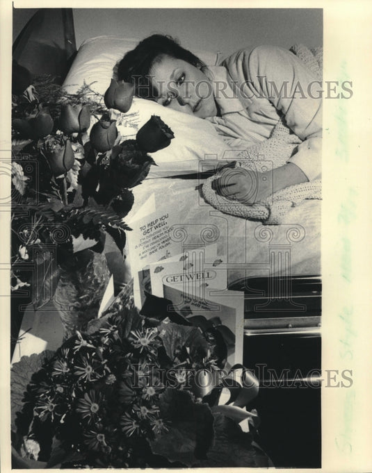 1986, Hospital patient gazing upon cards and flowers she received - Historic Images