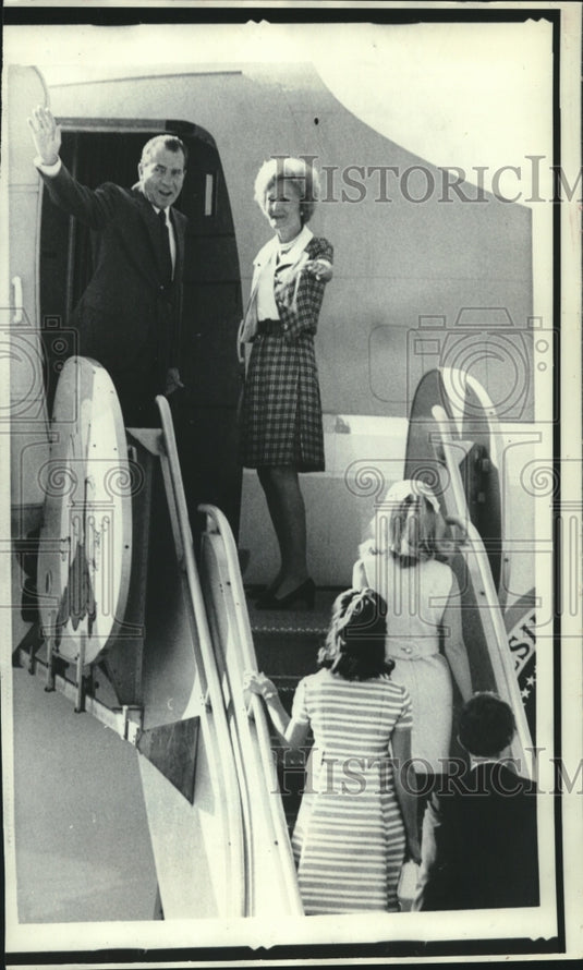 1969 Press Photo President Richard Nixon & family wave from airplane, California - Historic Images