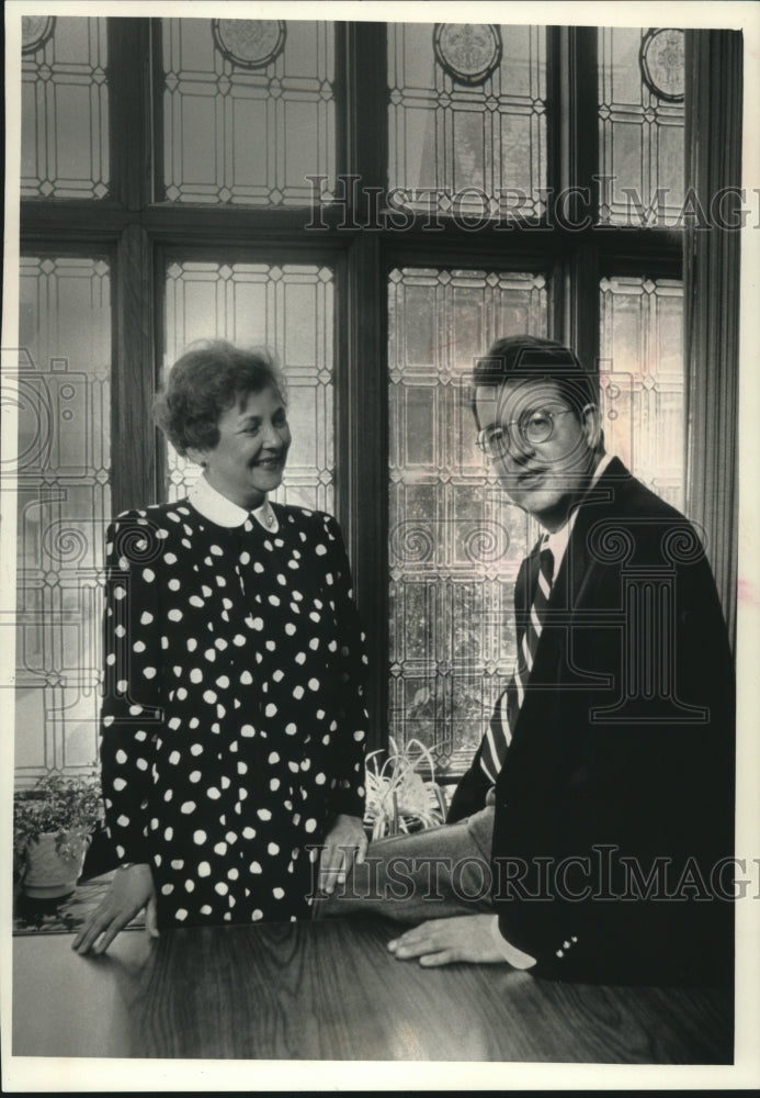 1991 Press Photo John Schroeder and wife University of Wisconsin Milwaukee - Historic Images