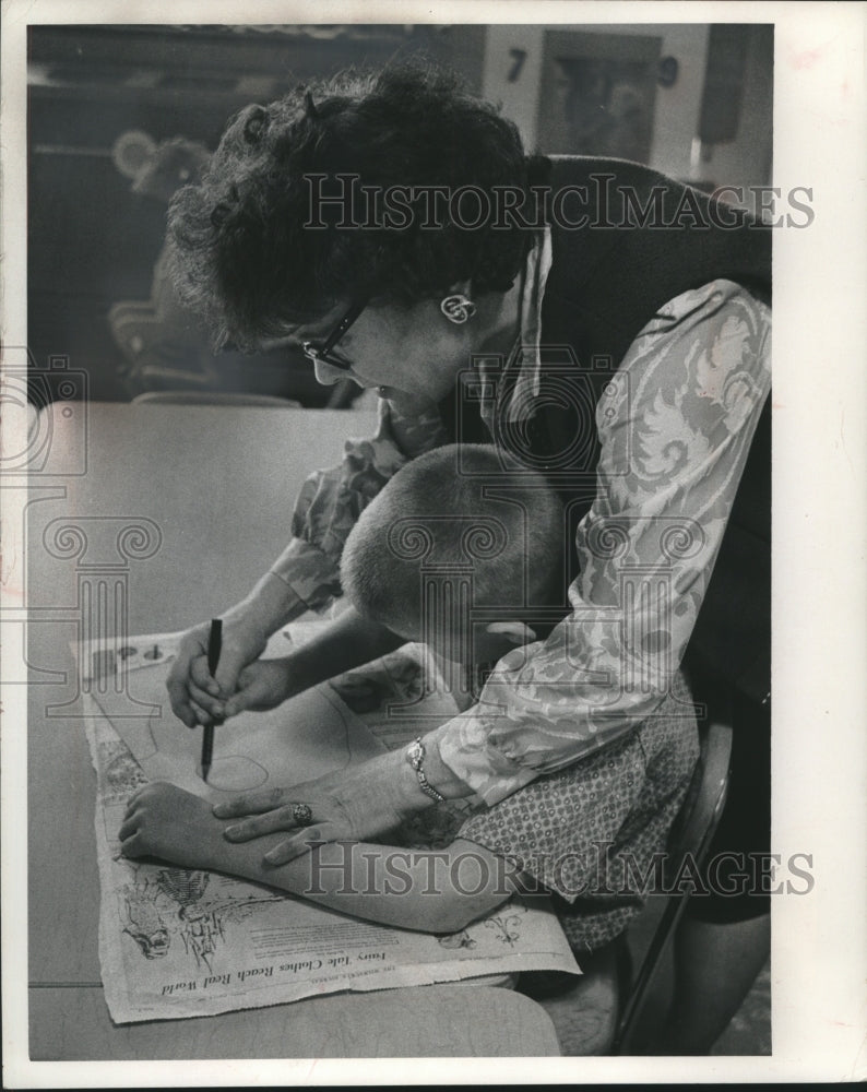 1966 Press Photo Loretta Merchant helped boy write at southern Wisconsin Center - Historic Images
