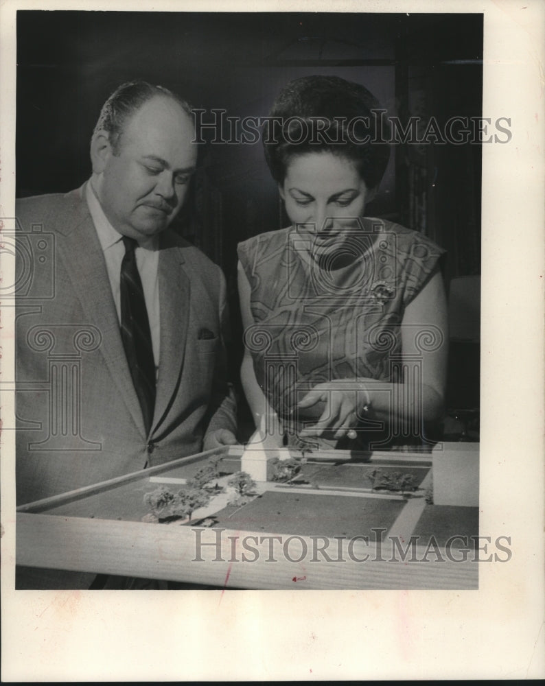 1964 Press Photo Mr, Mrs Marc B. Rojtman with French chapel model, Marquette Unv - Historic Images