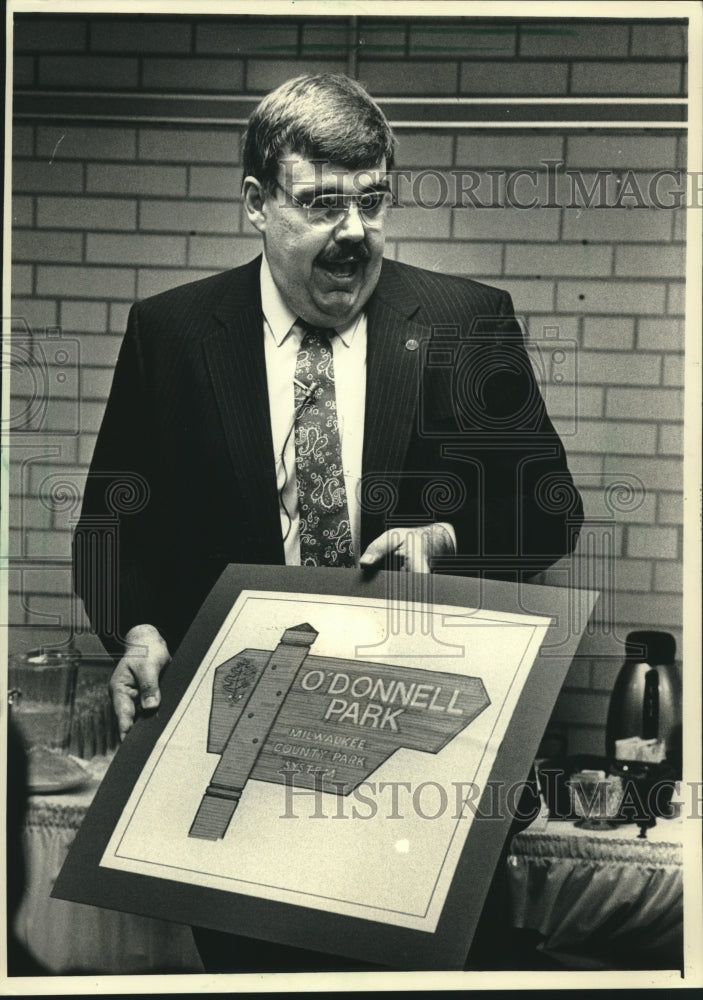 1988 Press Photo David Schulz shows a sketch of O&#39;Donnell Park sign - mjc20544 - Historic Images