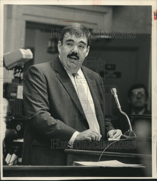 1988 Company Executive Dave Schulz Speaks At Meeting - Historic Images