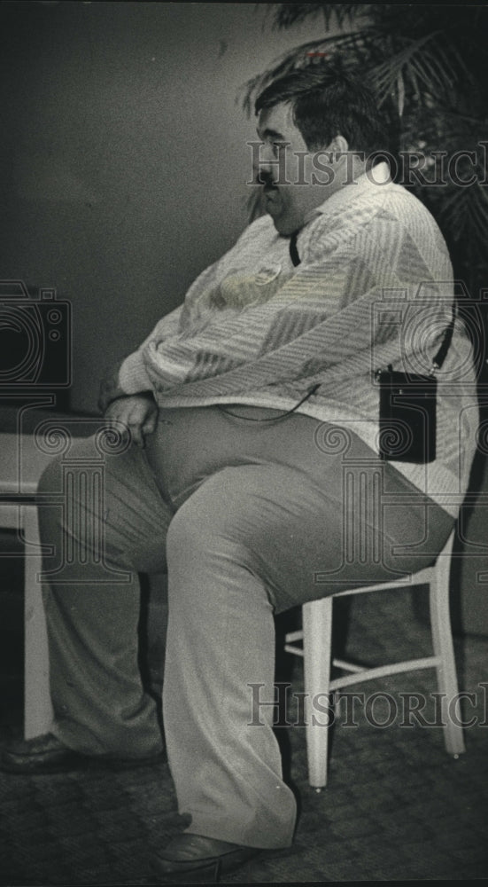 1990 Press Photo David F. Schulz Wears Heart Monitor at Wisconsin Jobs Breakfast - Historic Images