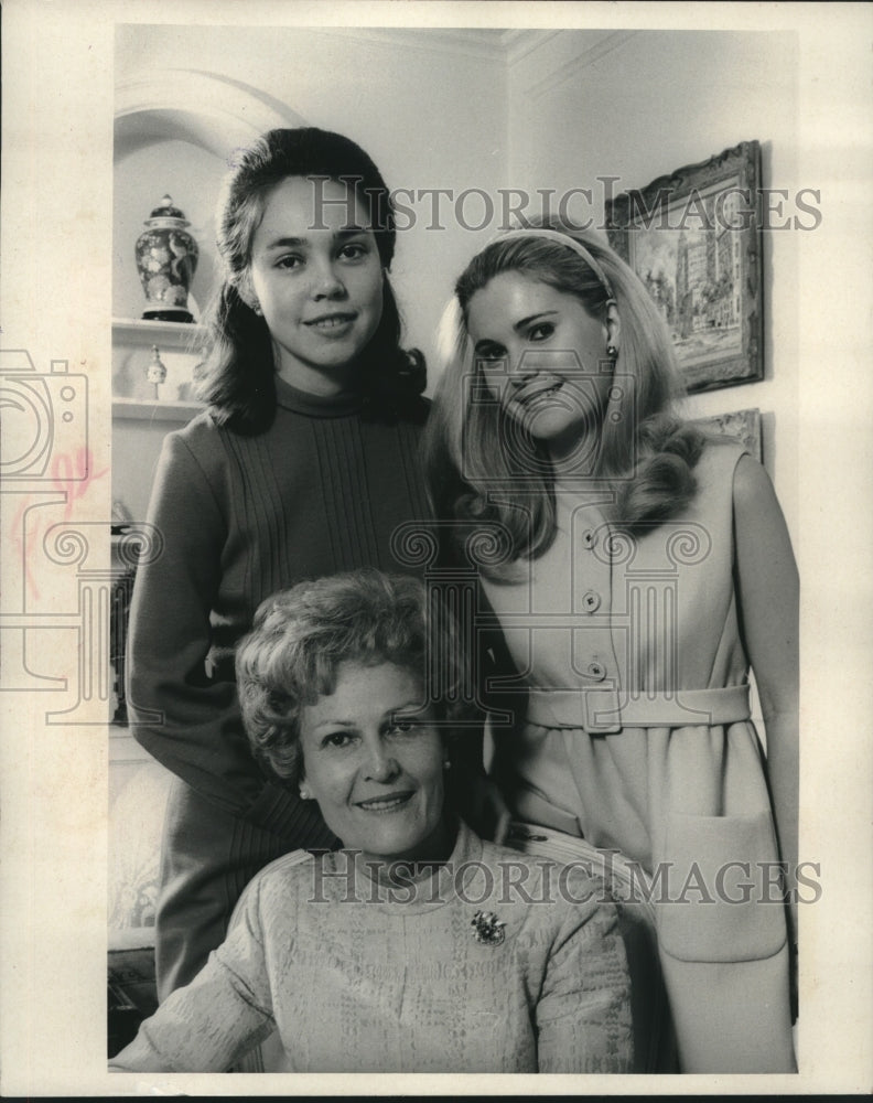 1968 Press Photo Mrs. Richard Nixon With Julie and Tricia in New York Apartment - Historic Images