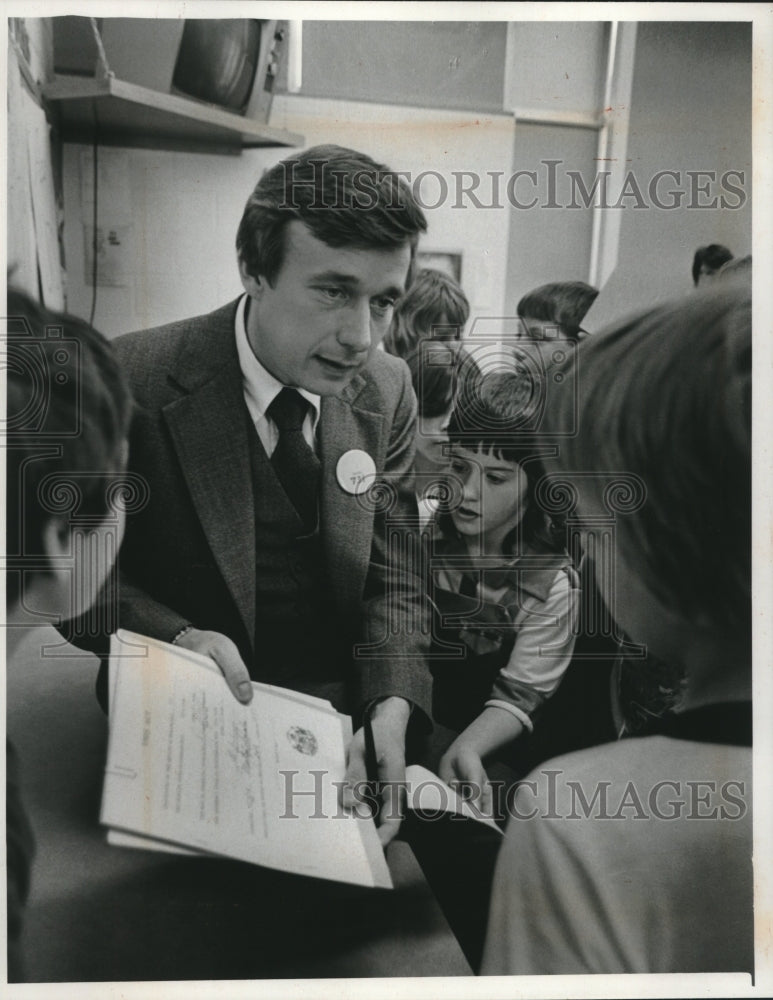 1978 Press Photo Wisconsin Acting Governor Schreiber signing bills at school - Historic Images