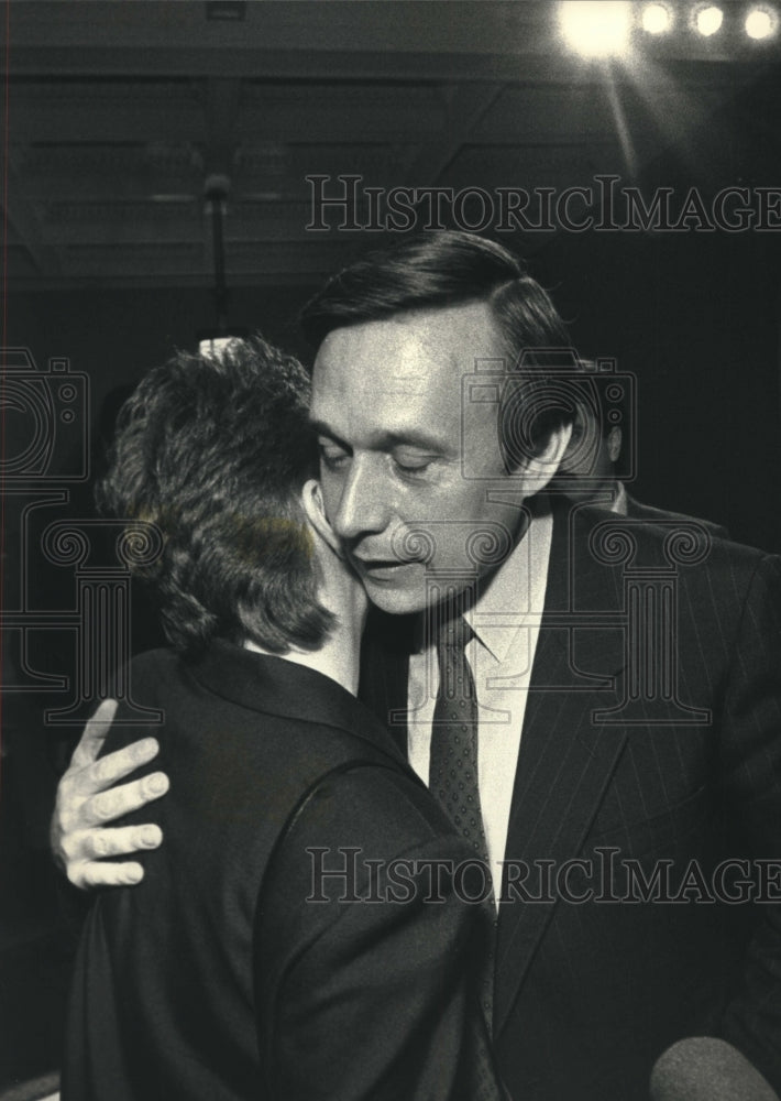 1988 Press Photo Martin Schreiber hugging person after election defeat - Historic Images