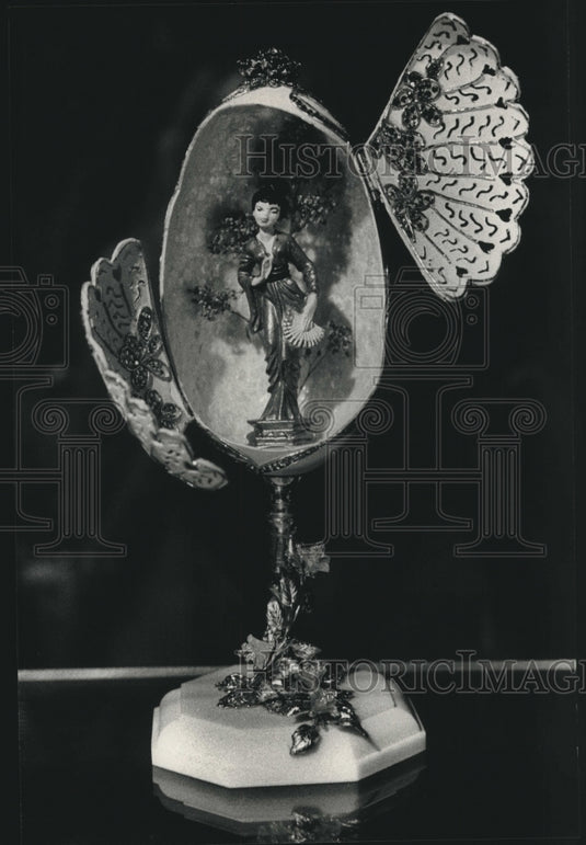 1989 Press Photo Artist Donna Marie Runge geisha egg - mjc20579 - Historic Images