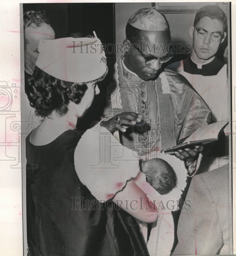 1961 Press Photo Cardinal Laurian Rugambwa baptizing Grace Kathleen Rutahakana - Historic Images