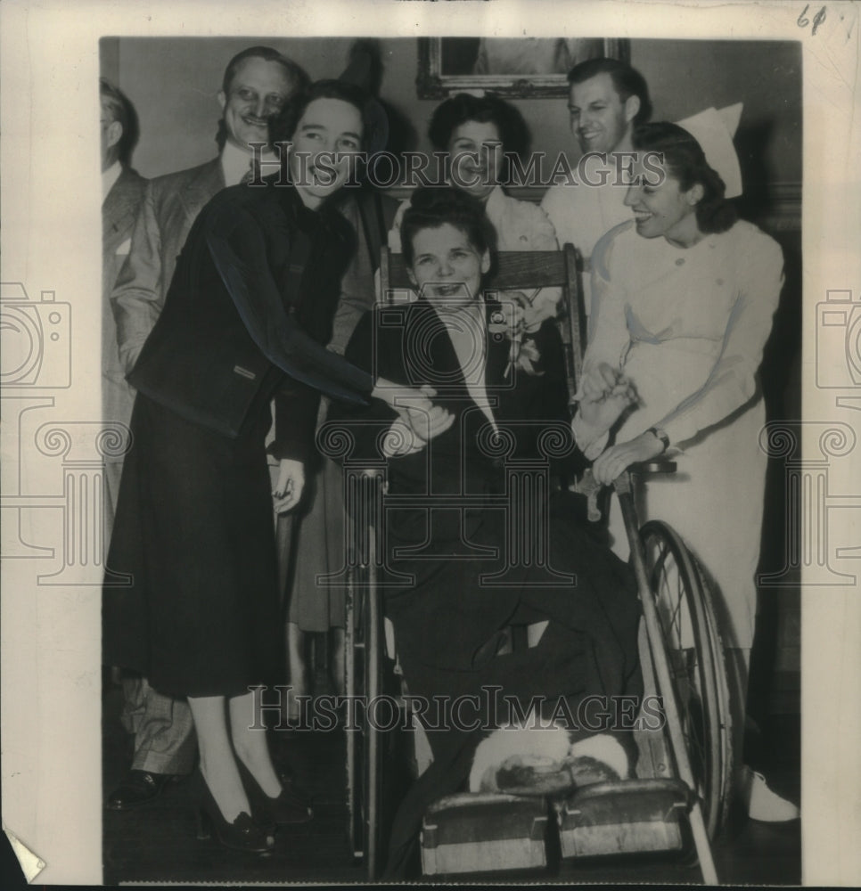 1948 Press Photo Oksana S. Kasenkina, Russian teacher, left Roosevelt hospital - Historic Images