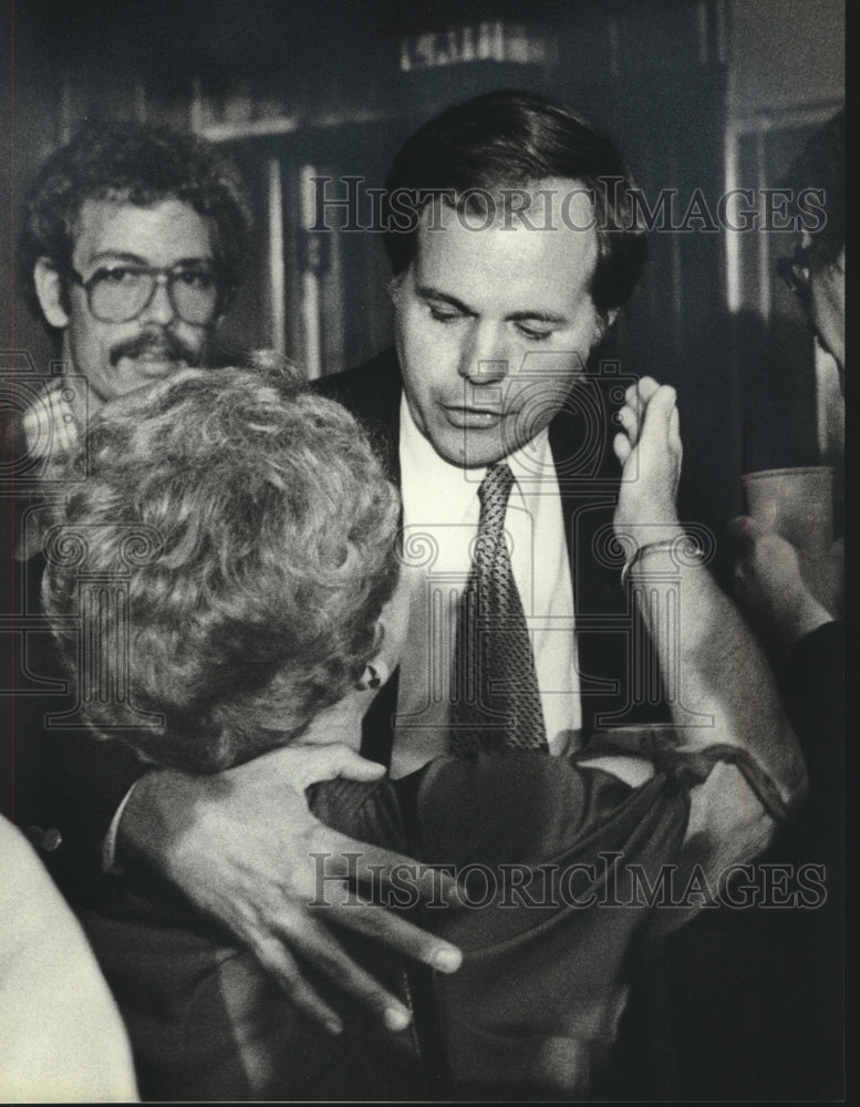 1980 Press Photo Robert W. Kasten Jr congratulated by others after voting - Historic Images