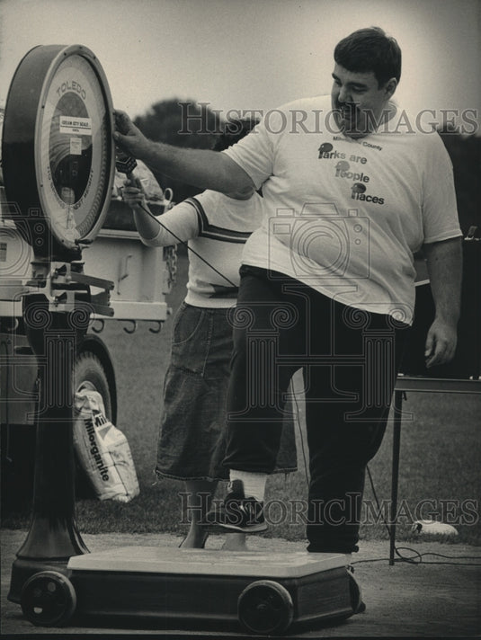 1986, Milwaukee Co parks director David F. Schulz steps on scale - Historic Images